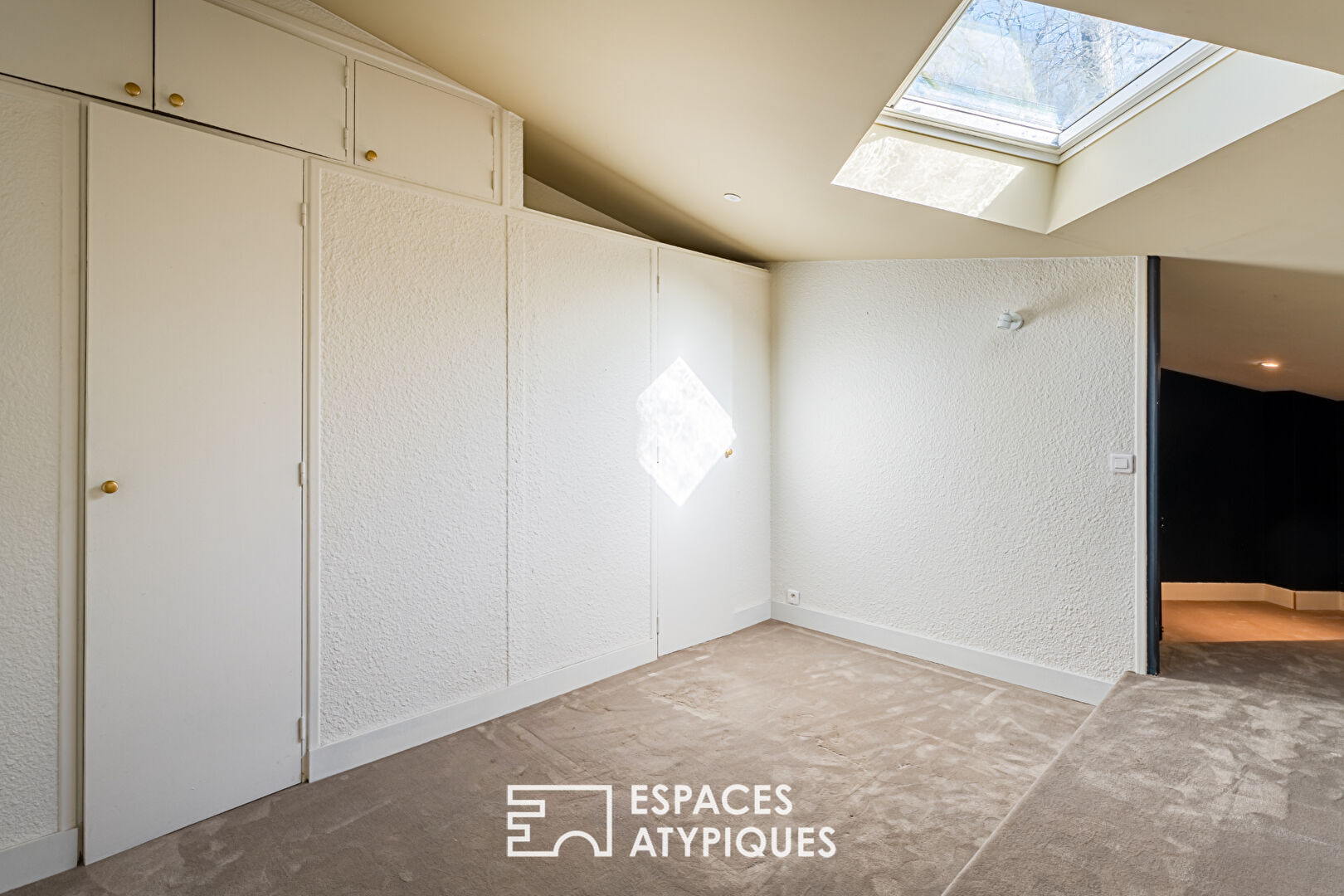 Superb architect-designed house and its independent apartment on the ground floor