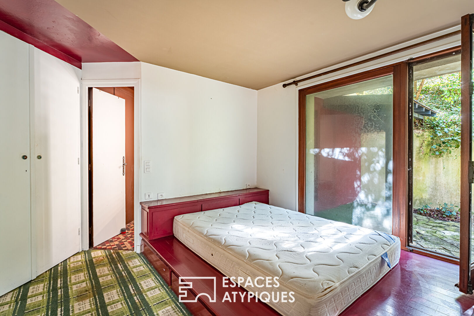 Superb architect-designed house and its independent apartment on the ground floor