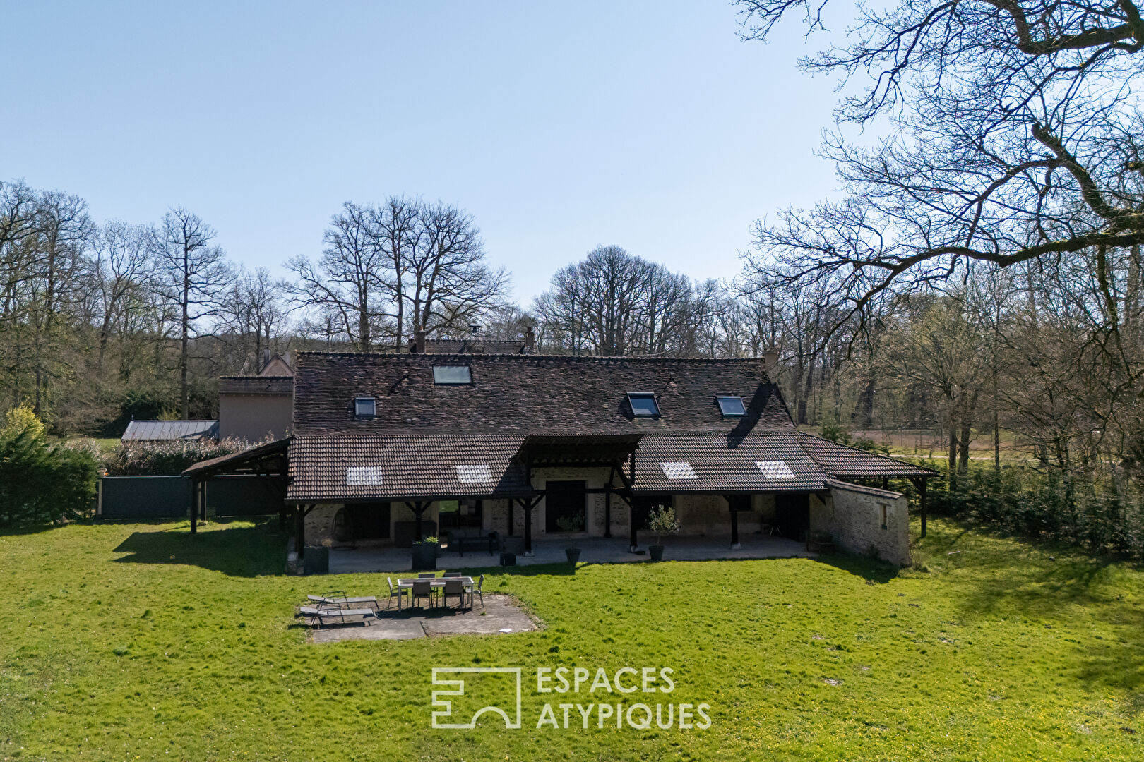 Maison de caractère en lisière de forêt à Orphin