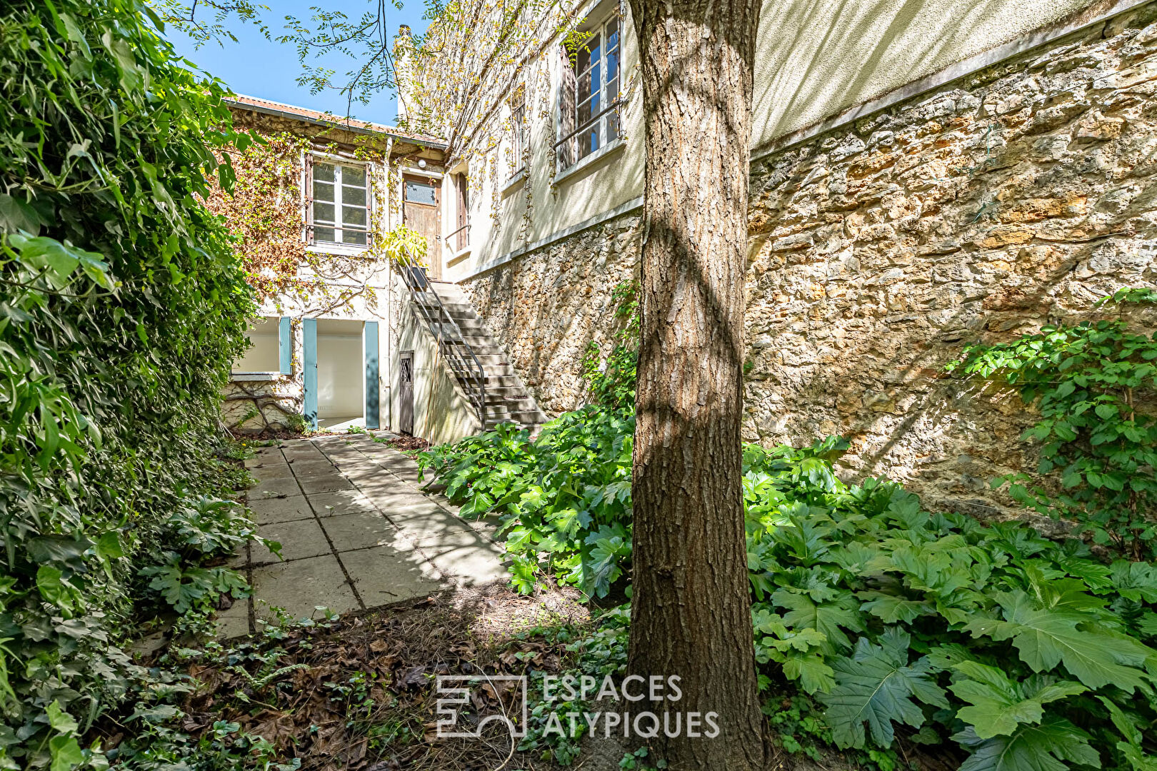 House with its exceptional loft and garden in the heart of Versailles