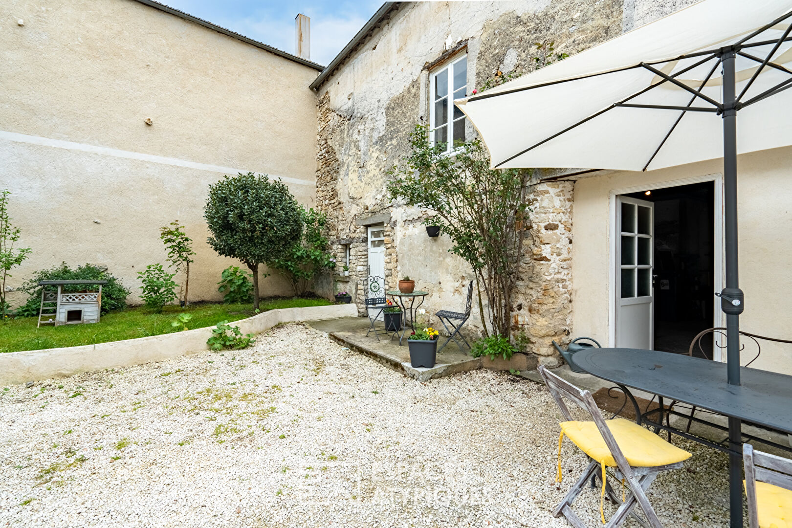 Magnifique maison de ville, entièrement rénovée, cave voûtée et grange