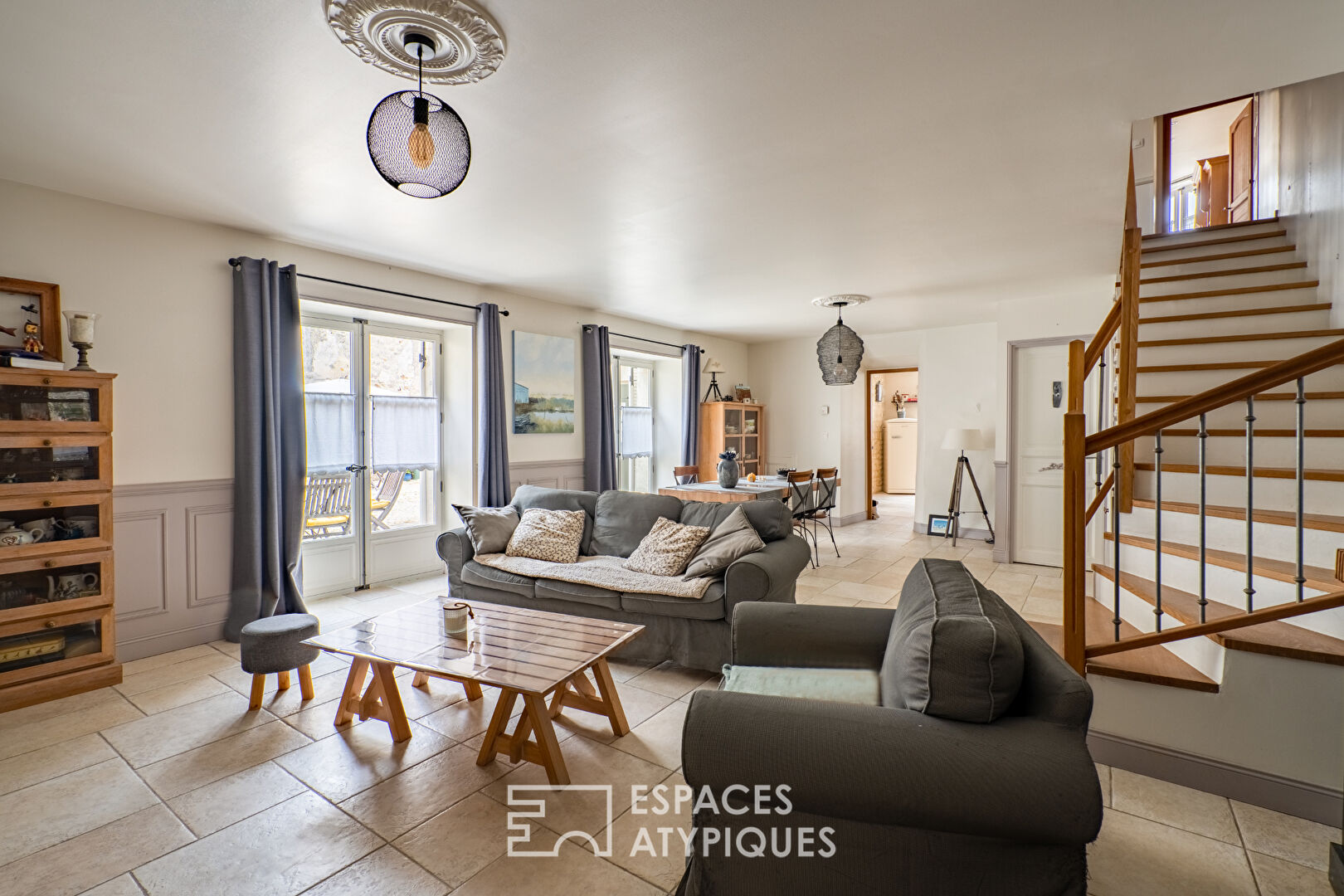Magnifique maison de ville, entièrement rénovée, cave voûtée et grange