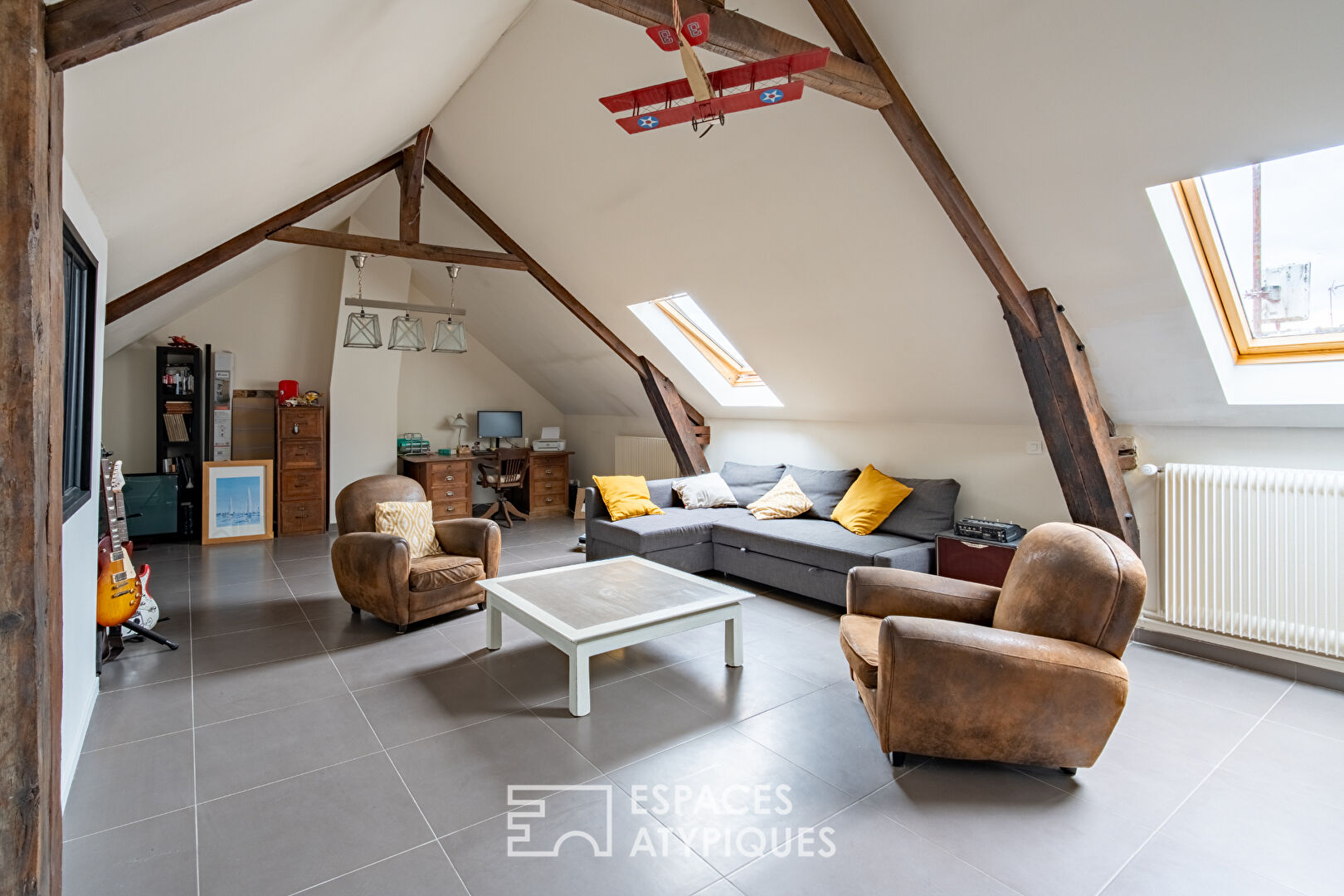 Magnifique maison de ville, entièrement rénovée, cave voûtée et grange