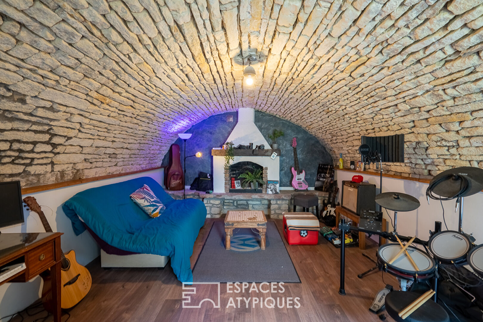Magnifique maison de ville, entièrement rénovée, cave voûtée et grange