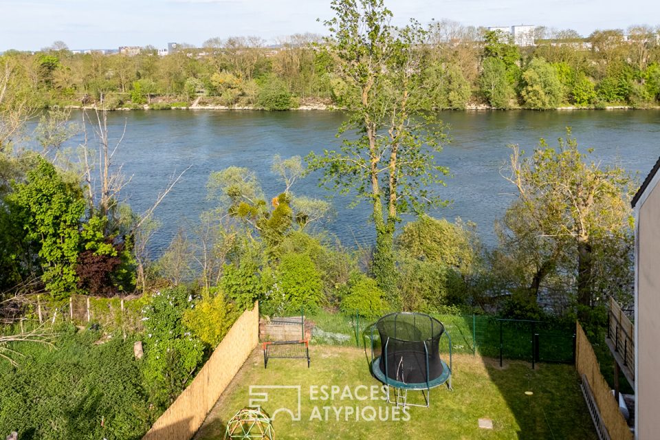 Maison sur une île et son jardin bucolique
