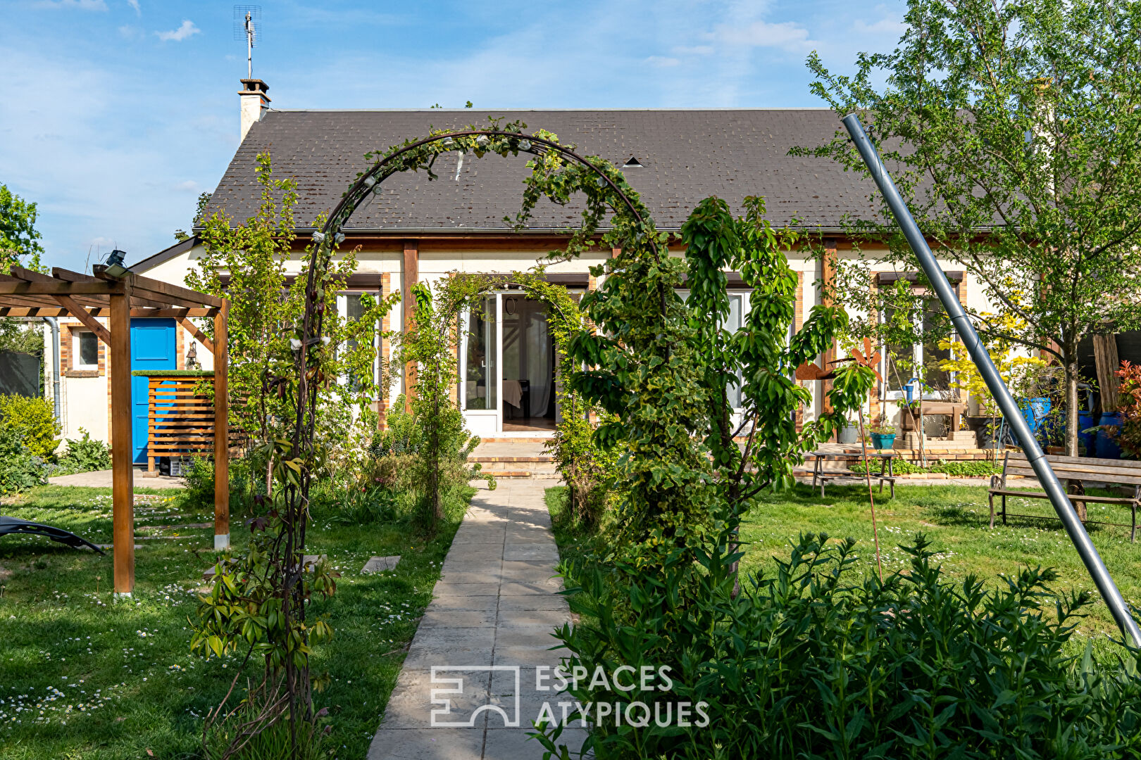 Maison sur une île et son jardin bucolique