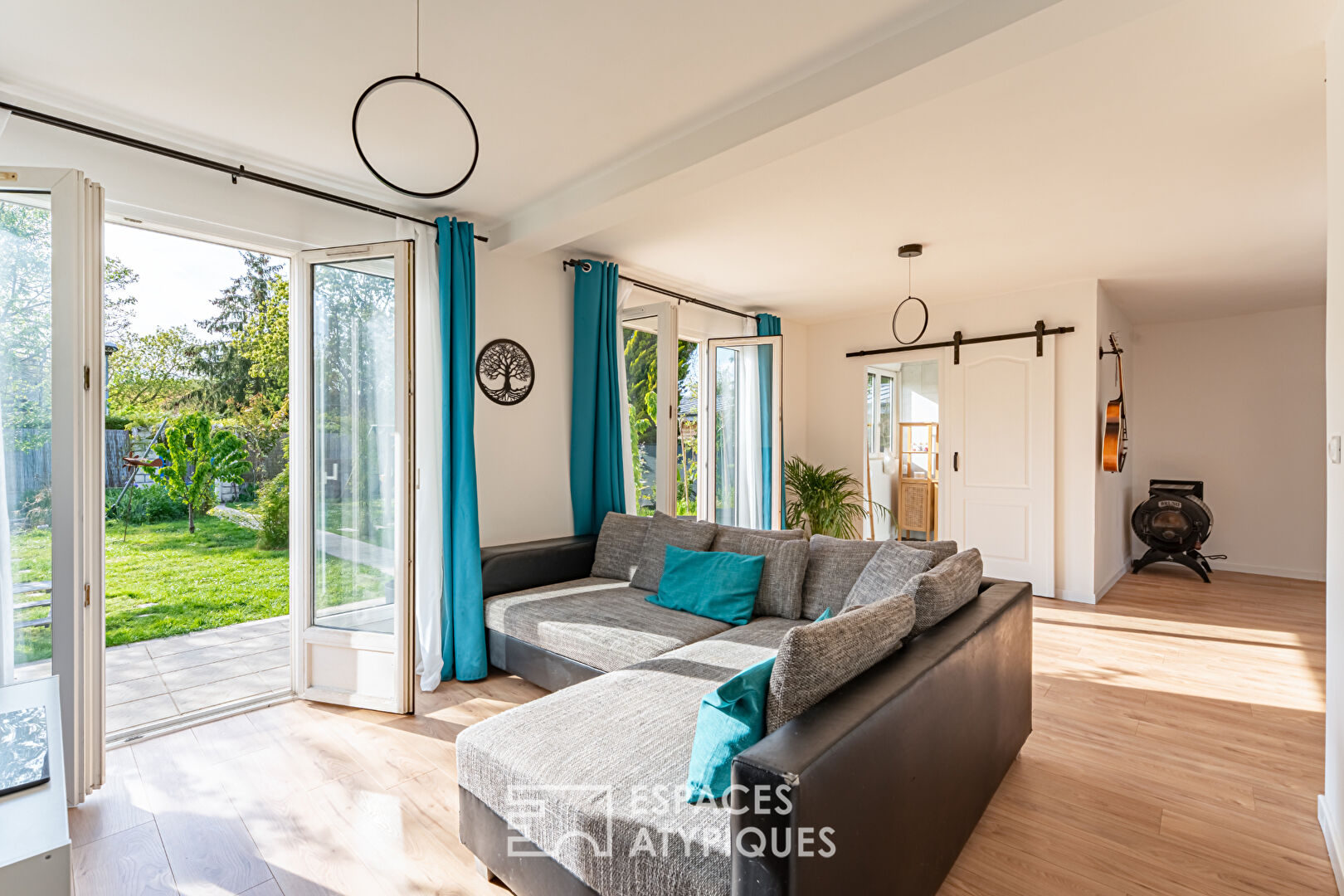 Maison sur une île et son jardin bucolique