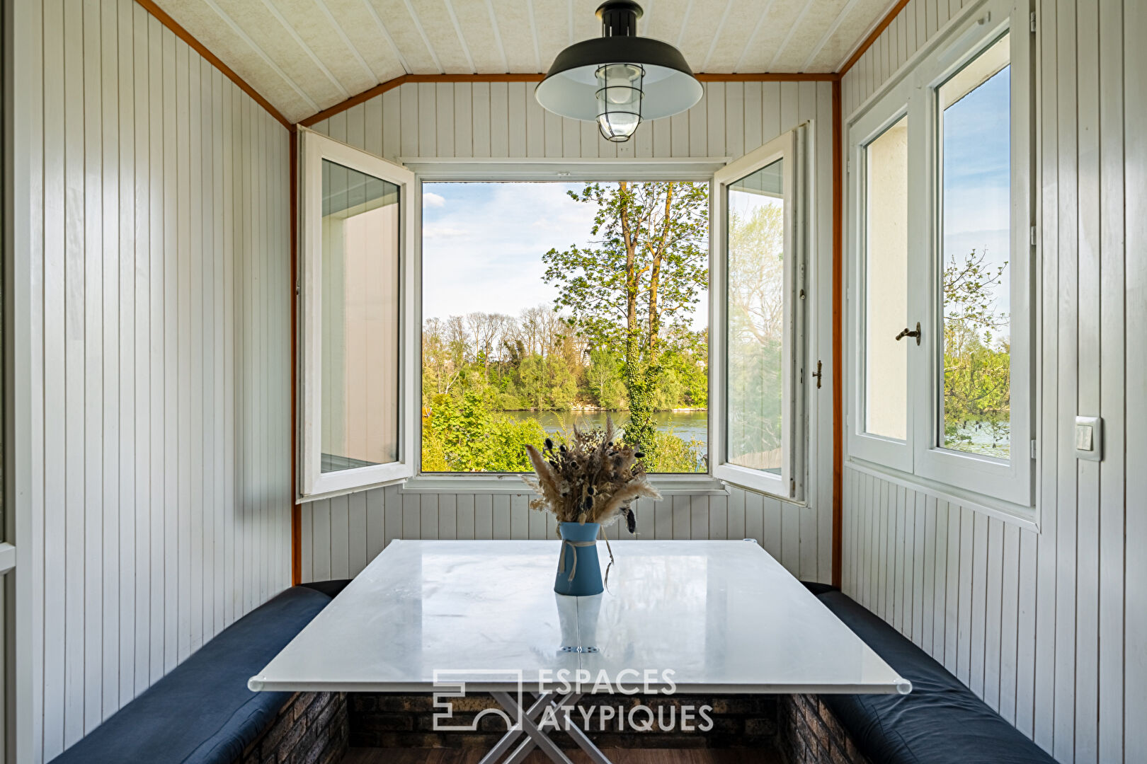 Maison sur une île et son jardin bucolique