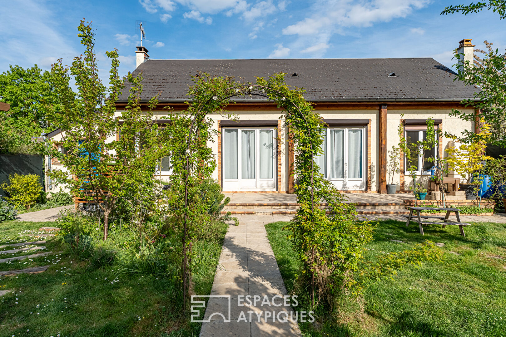 Maison sur une île et son jardin bucolique