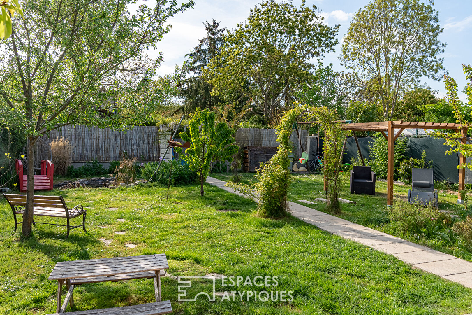 Maison sur une île et son jardin bucolique