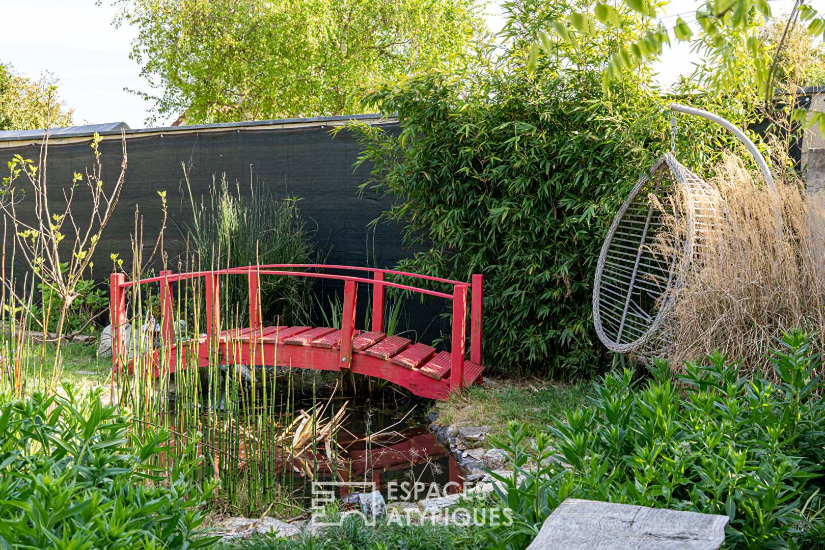Maison sur une île et son jardin bucolique