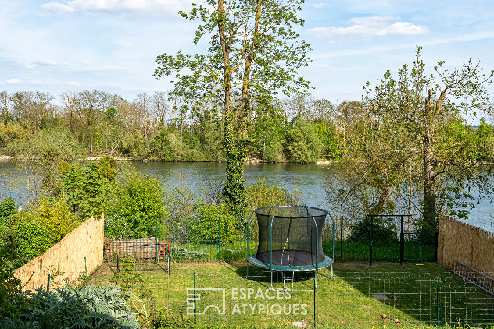 Maison sur une île et son jardin bucolique