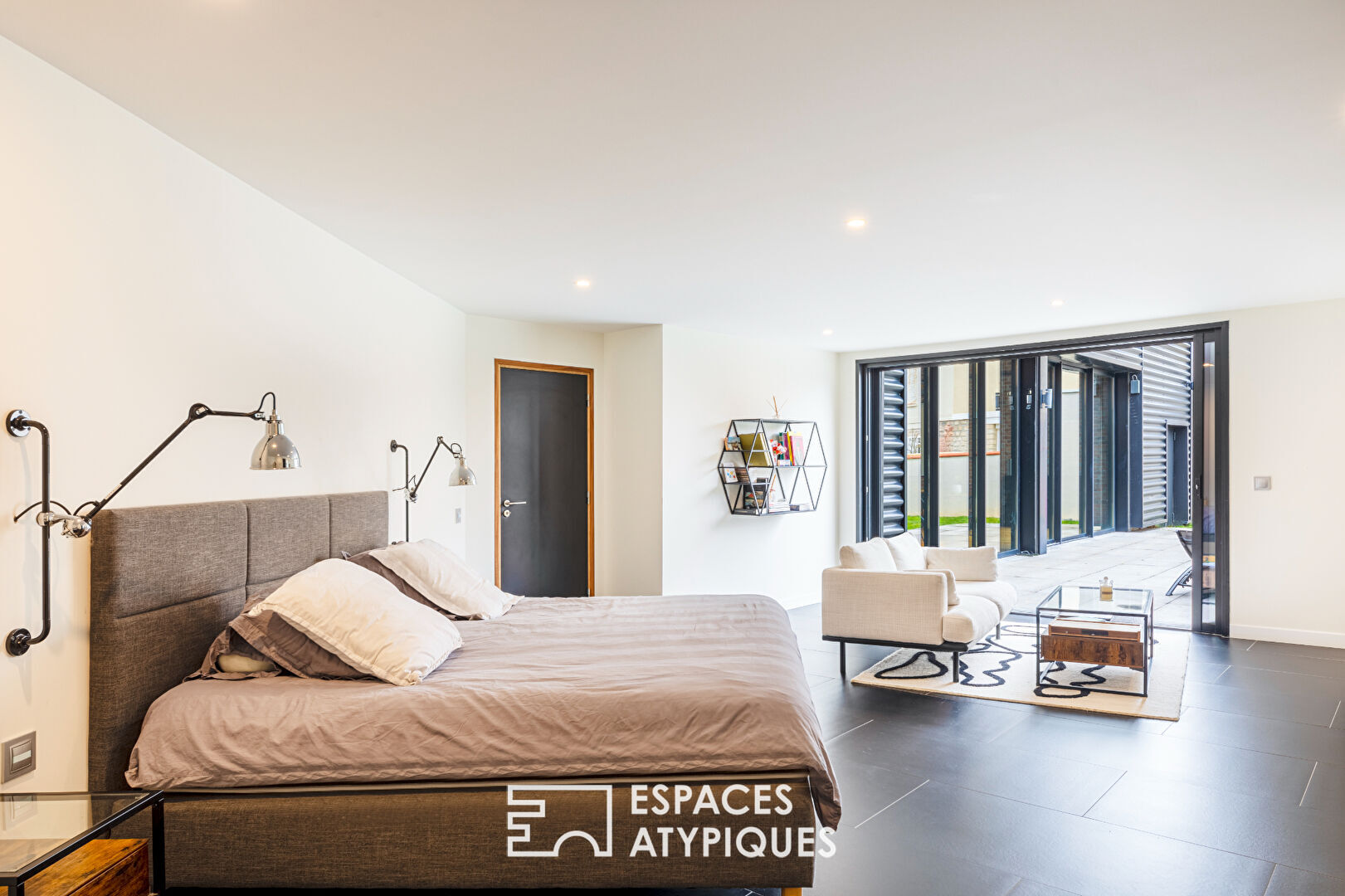 Exceptional loft of more than 500 sqm in sought-after area of Mantes la Jolie