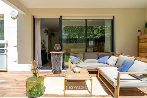 Appartement de trois chambres rénové avec goût, exposé sud avec jardinet