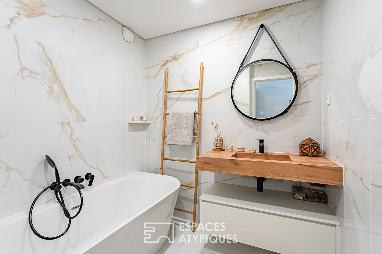 Appartement de trois chambres rénové avec goût, exposé sud avec jardinet