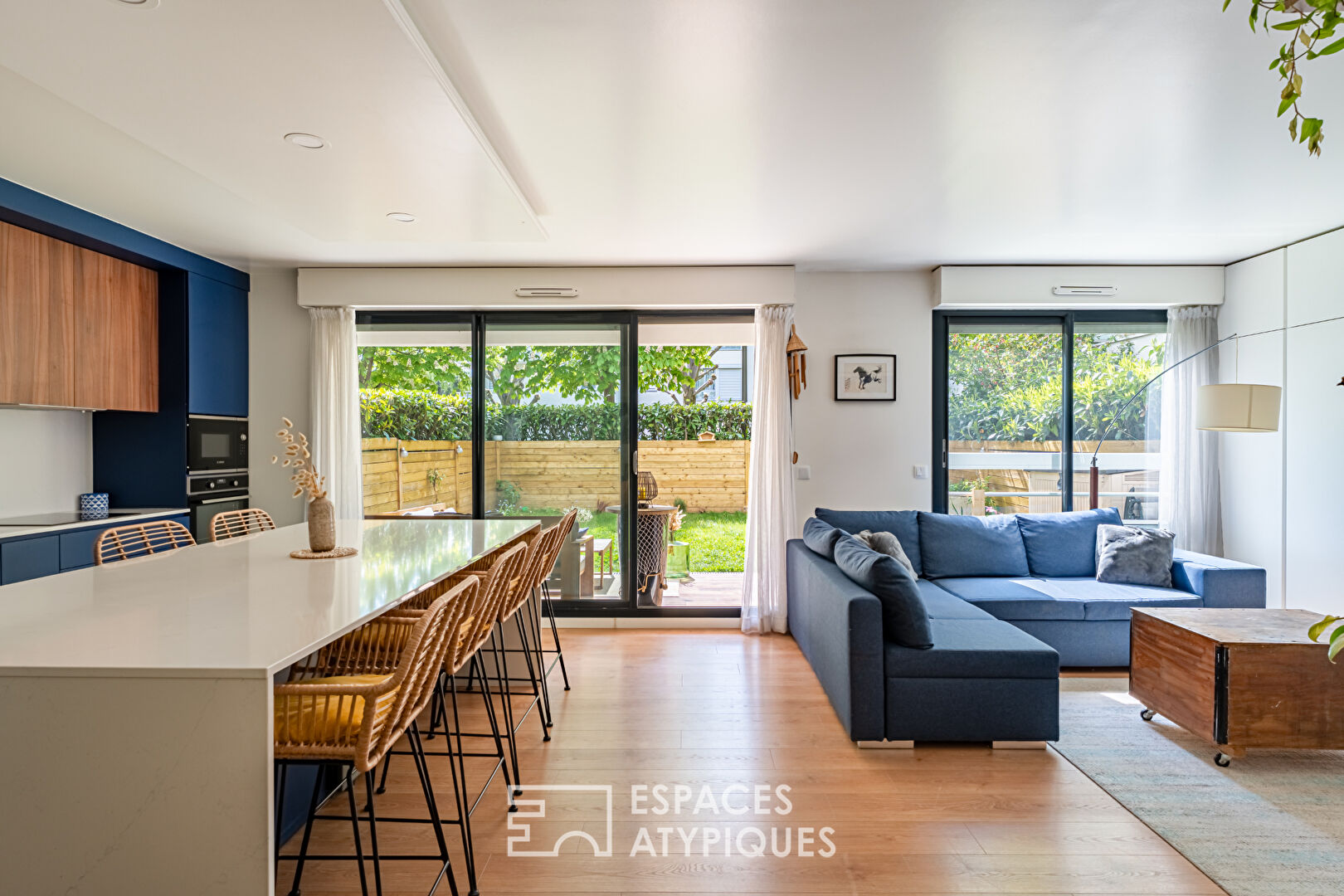 Appartement de trois chambres rénové avec goût, exposé sud avec jardinet
