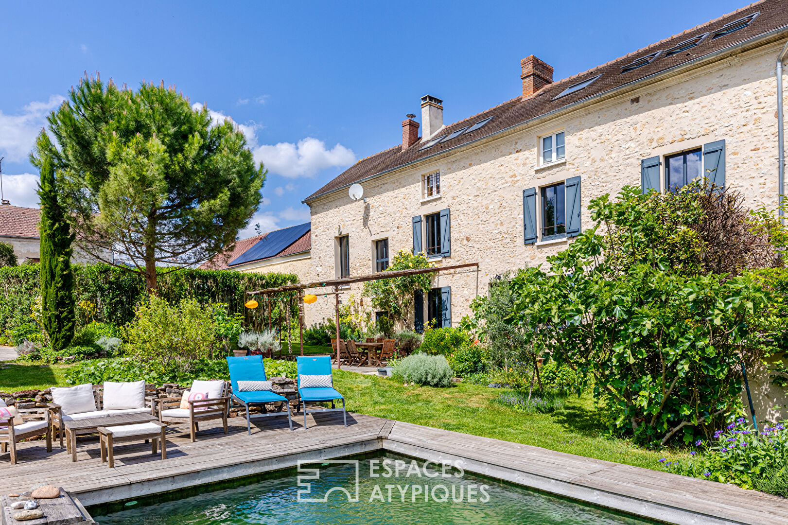 Maison en pierre, piscine, jardin bucolique et potentiel d’exception dans le Vexin
