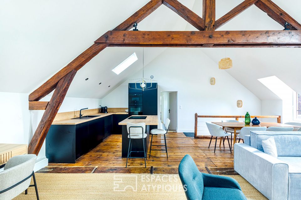 Loft baigné de lumière sous charpente ancienne, au coeur du village de Chambourcy