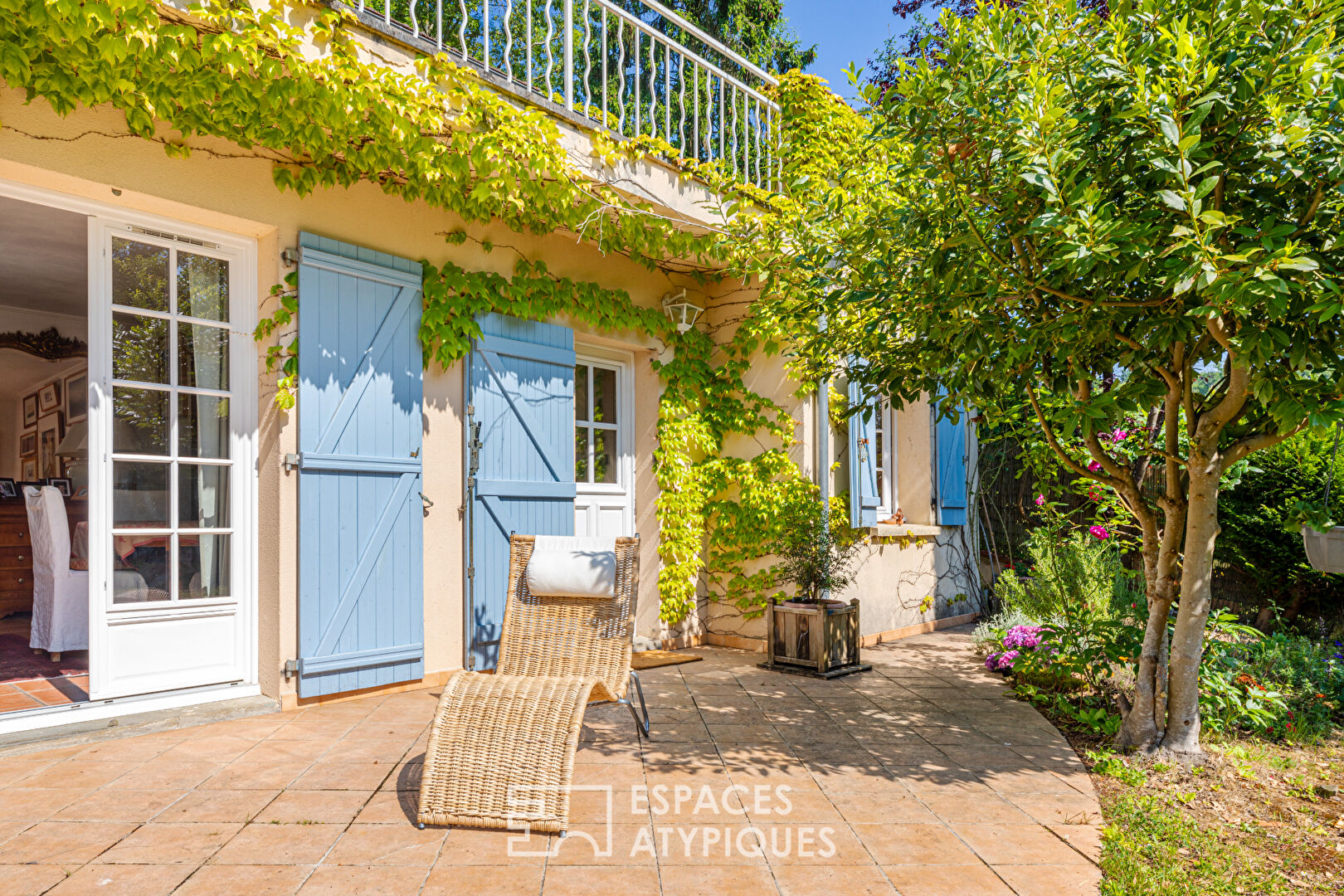 A haven of peace with multiple terraces on the heights of Vaux-sur-Seine