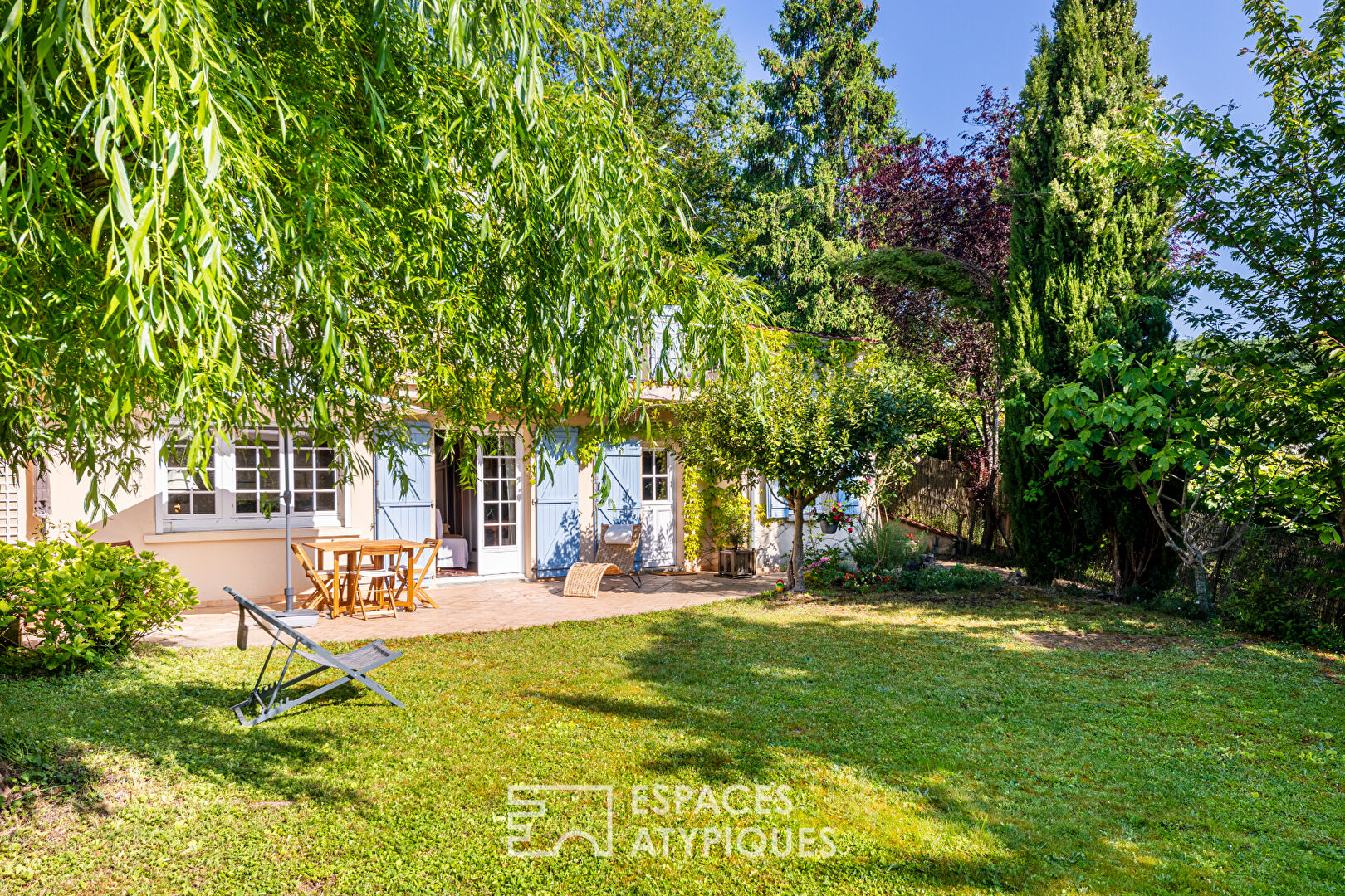A haven of peace with multiple terraces on the heights of Vaux-sur-Seine