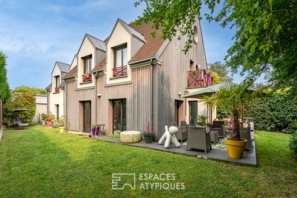 Maison contemporaine baignée de lumière  dans résidence sécurisée à Noisy-le-Roi, proche du golf