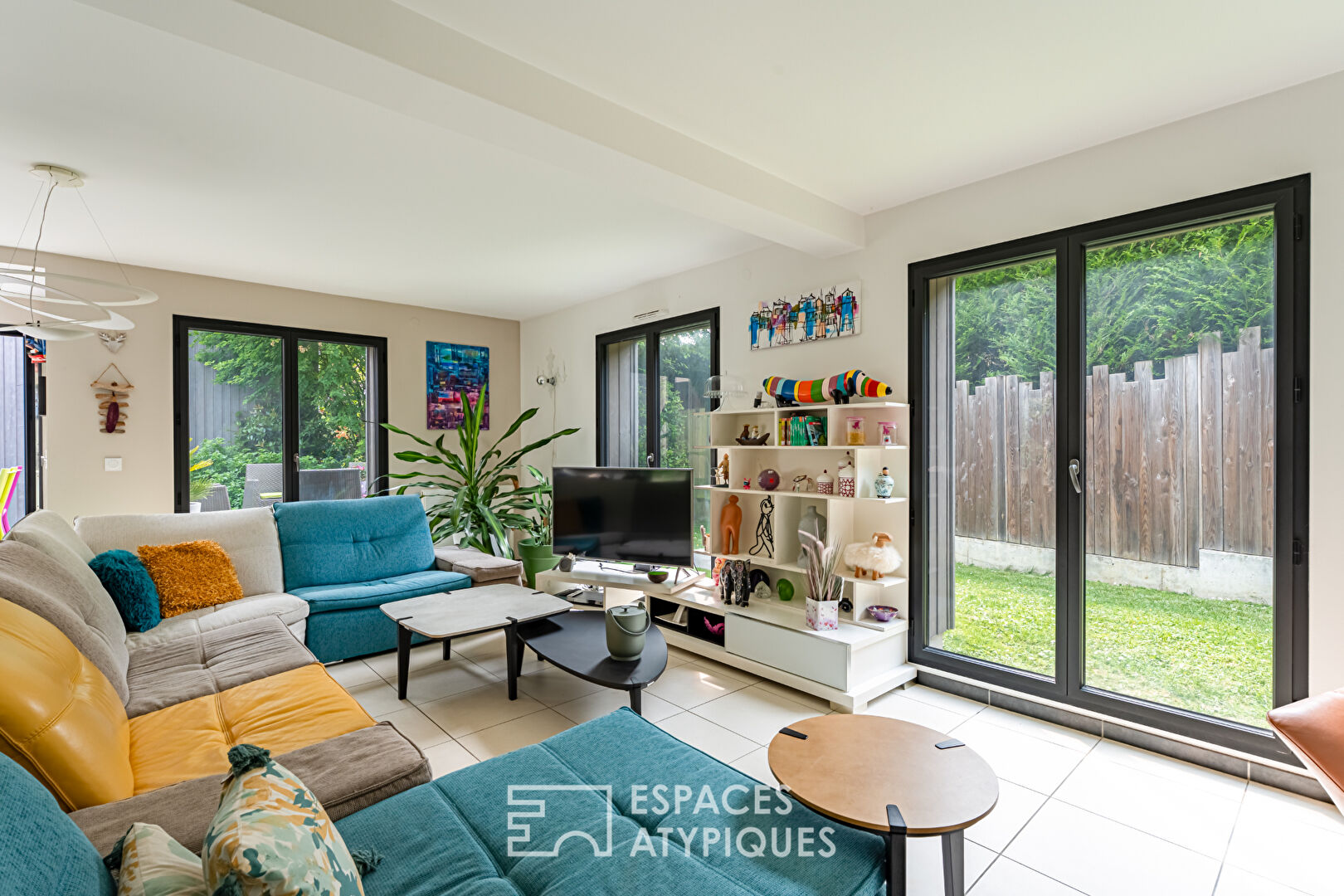 Maison contemporaine baignée de lumière dans résidence sécurisée à Noisy-le-Roi, proche du golf