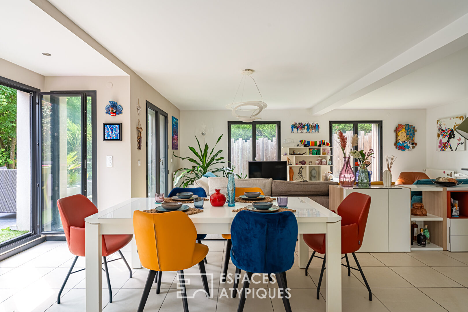 Maison contemporaine baignée de lumière  dans résidence sécurisée à Noisy-le-Roi, proche du golf