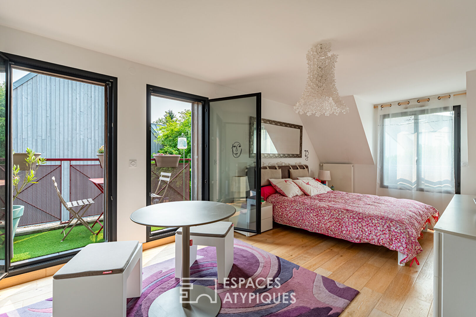 Maison contemporaine baignée de lumière  dans résidence sécurisée à Noisy-le-Roi, proche du golf
