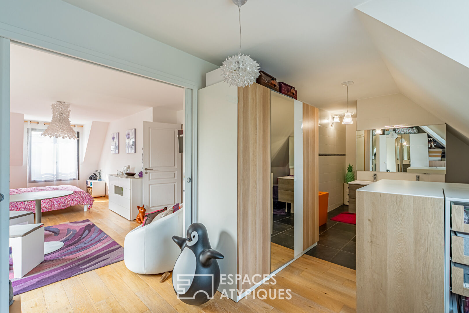 Maison contemporaine baignée de lumière  dans résidence sécurisée à Noisy-le-Roi, proche du golf