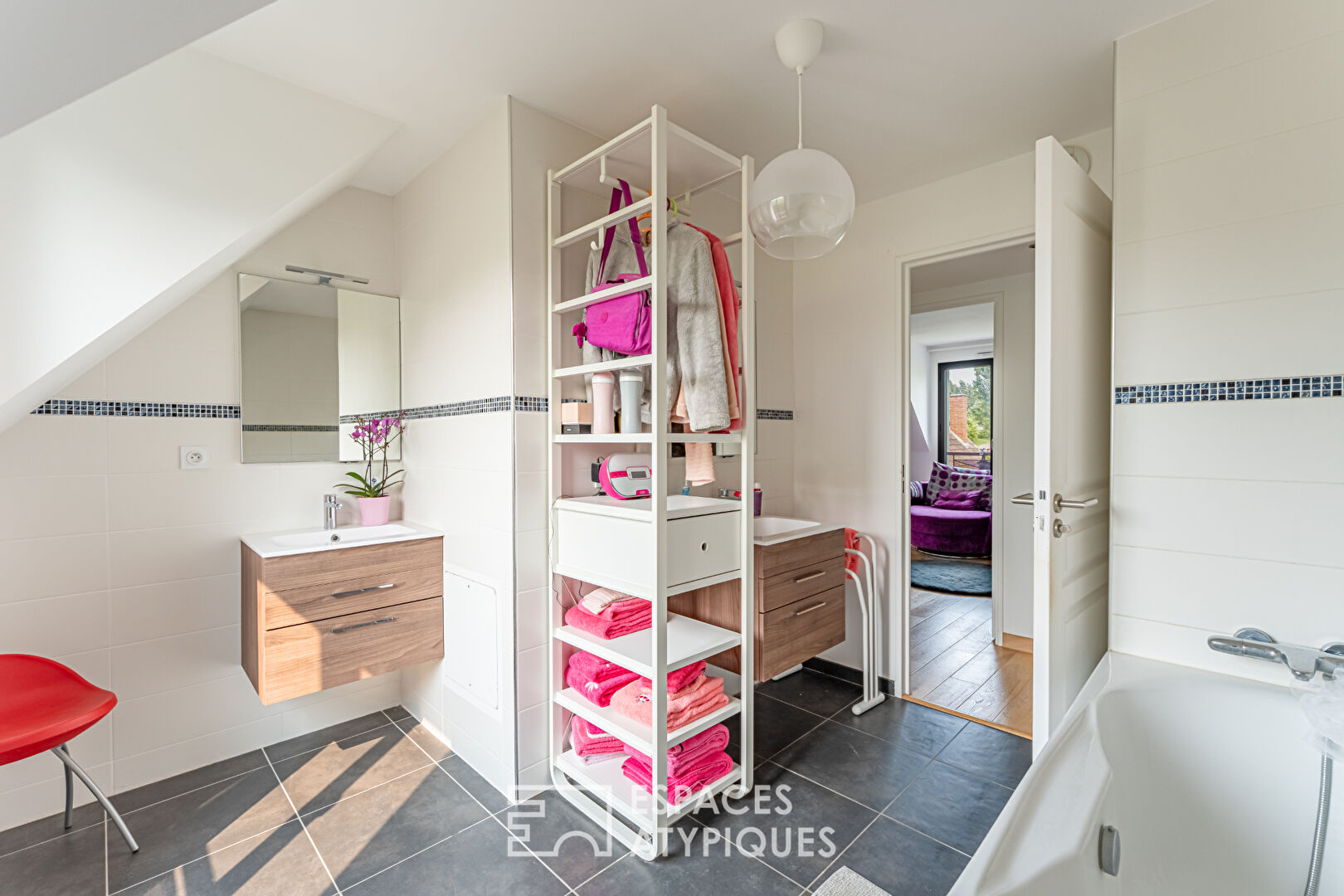 Maison contemporaine baignée de lumière  dans résidence sécurisée à Noisy-le-Roi, proche du golf