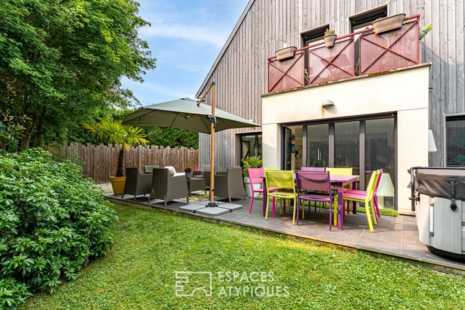 Maison contemporaine baignée de lumière  dans résidence sécurisée à Noisy-le-Roi, proche du golf
