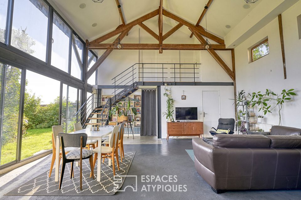 Ancienne grange réaménagée en loft avec jardin.