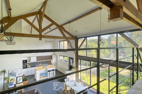 Ancienne grange réaménagée en loft avec jardin.