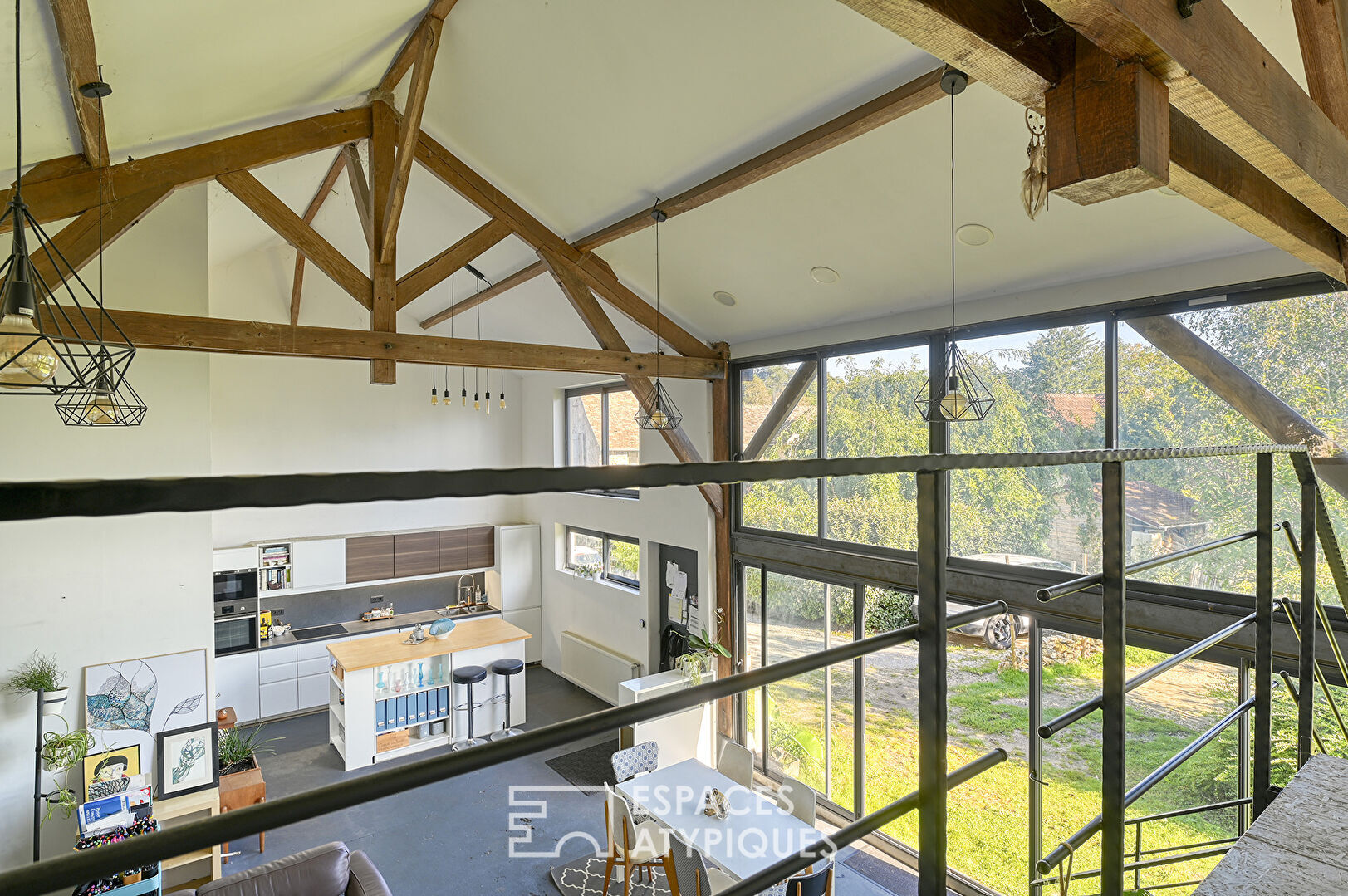 Ancienne grange réaménagée en loft avec jardin.