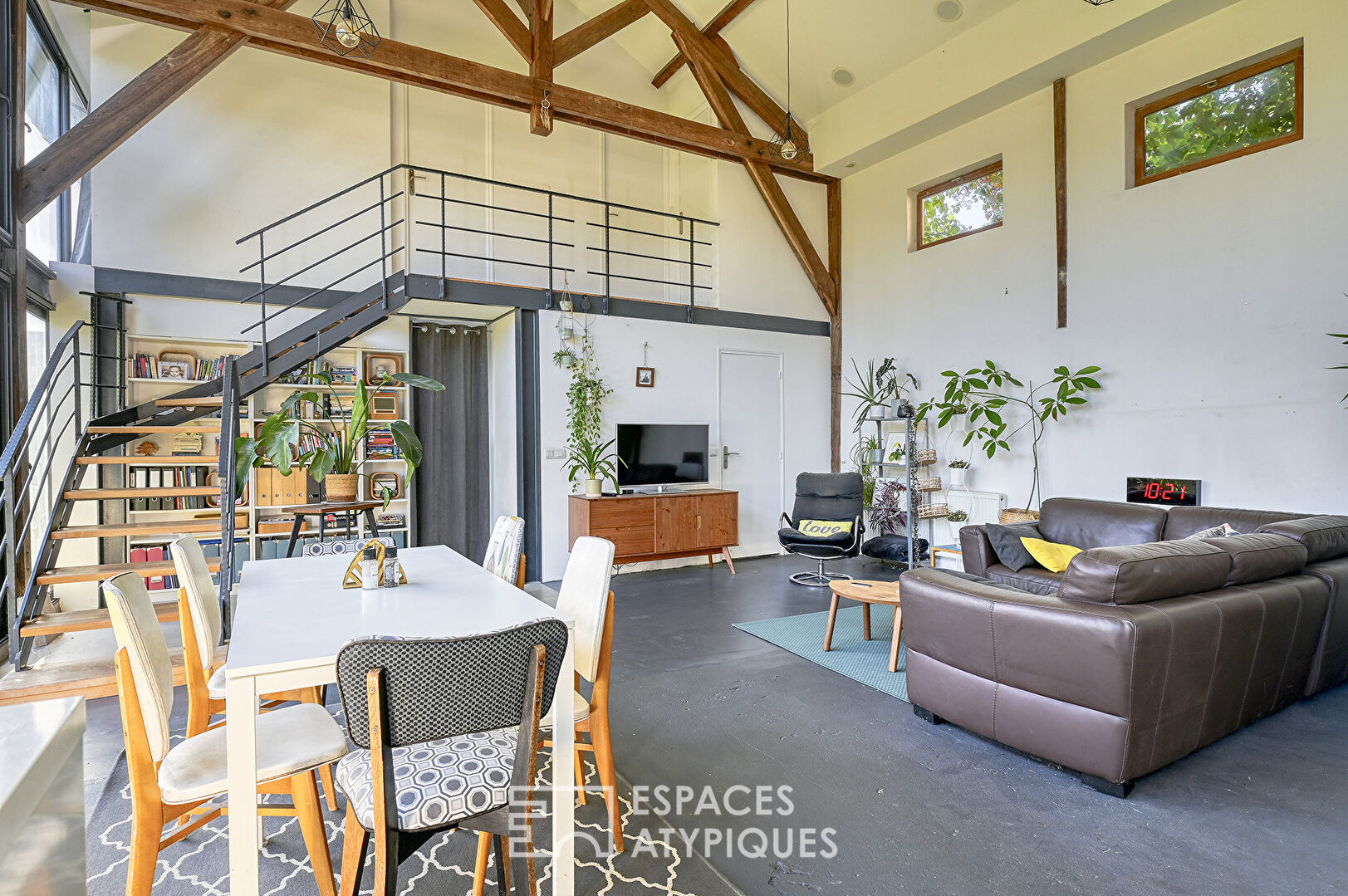 Ancienne grange réaménagée en loft avec jardin.