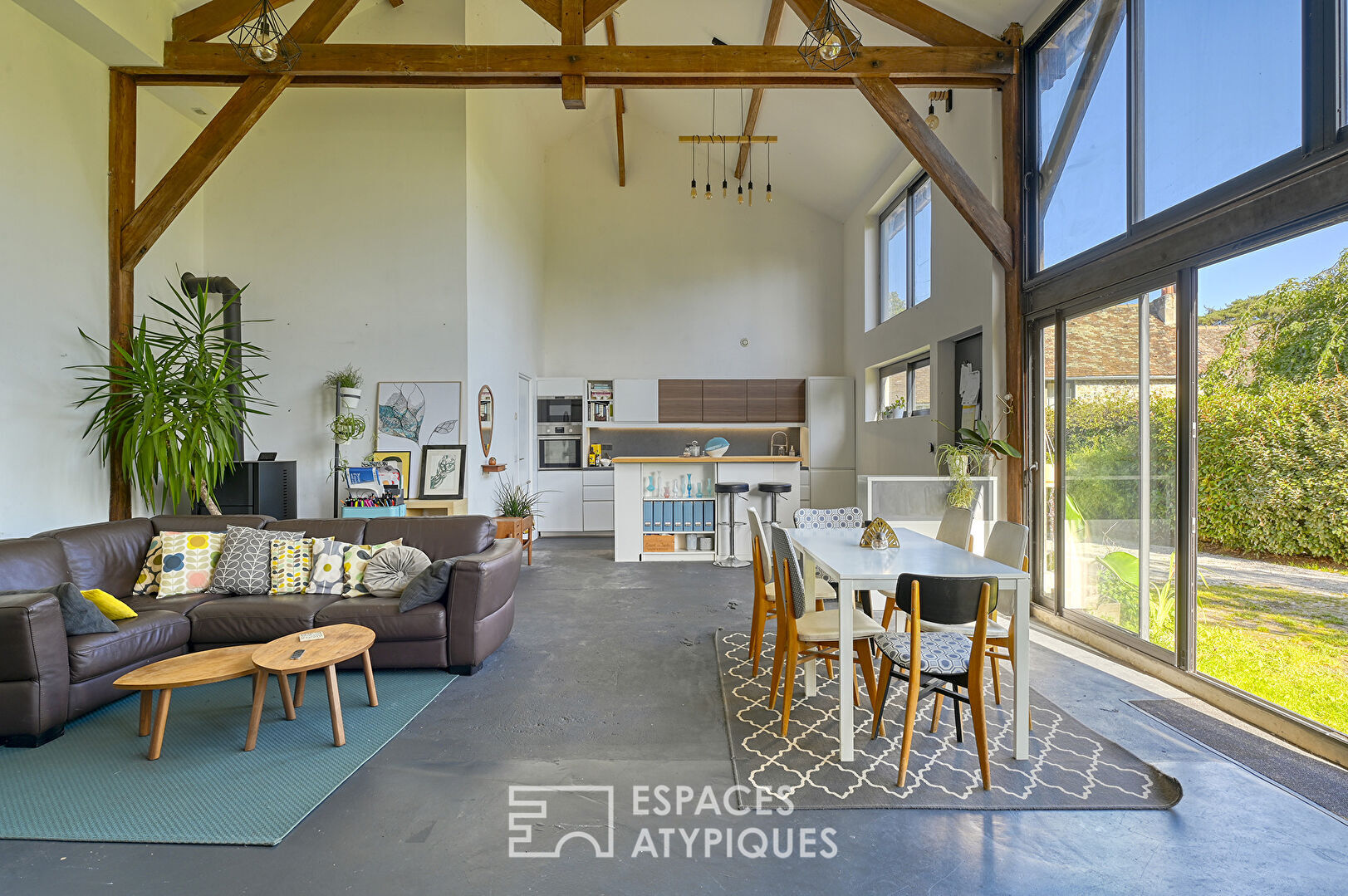 Ancienne grange réaménagée en loft avec jardin.
