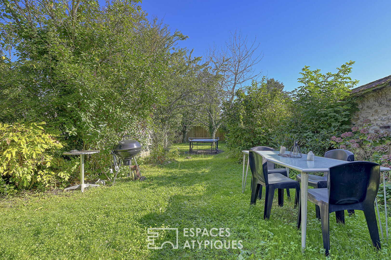Ancienne grange réaménagée en loft avec jardin.