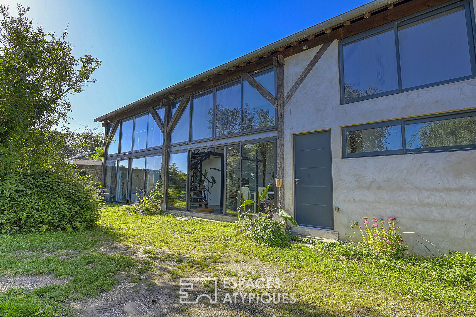 Ancienne grange réaménagée en loft avec jardin.