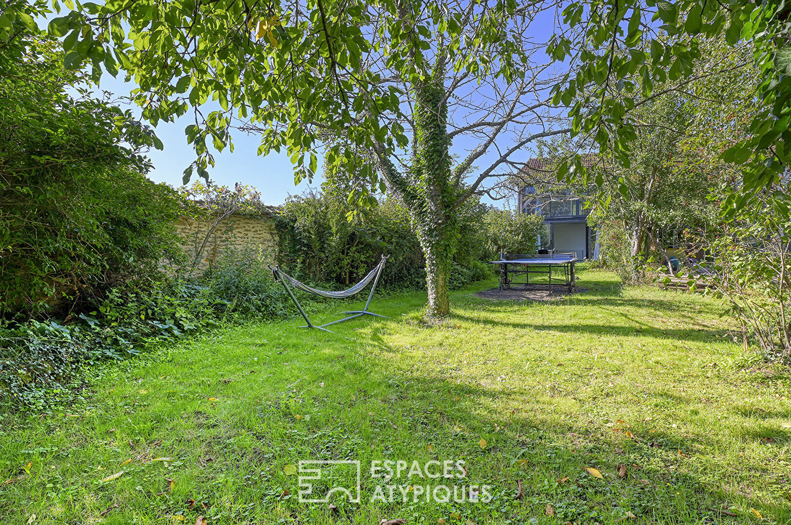 Ancienne grange réaménagée en loft avec jardin.