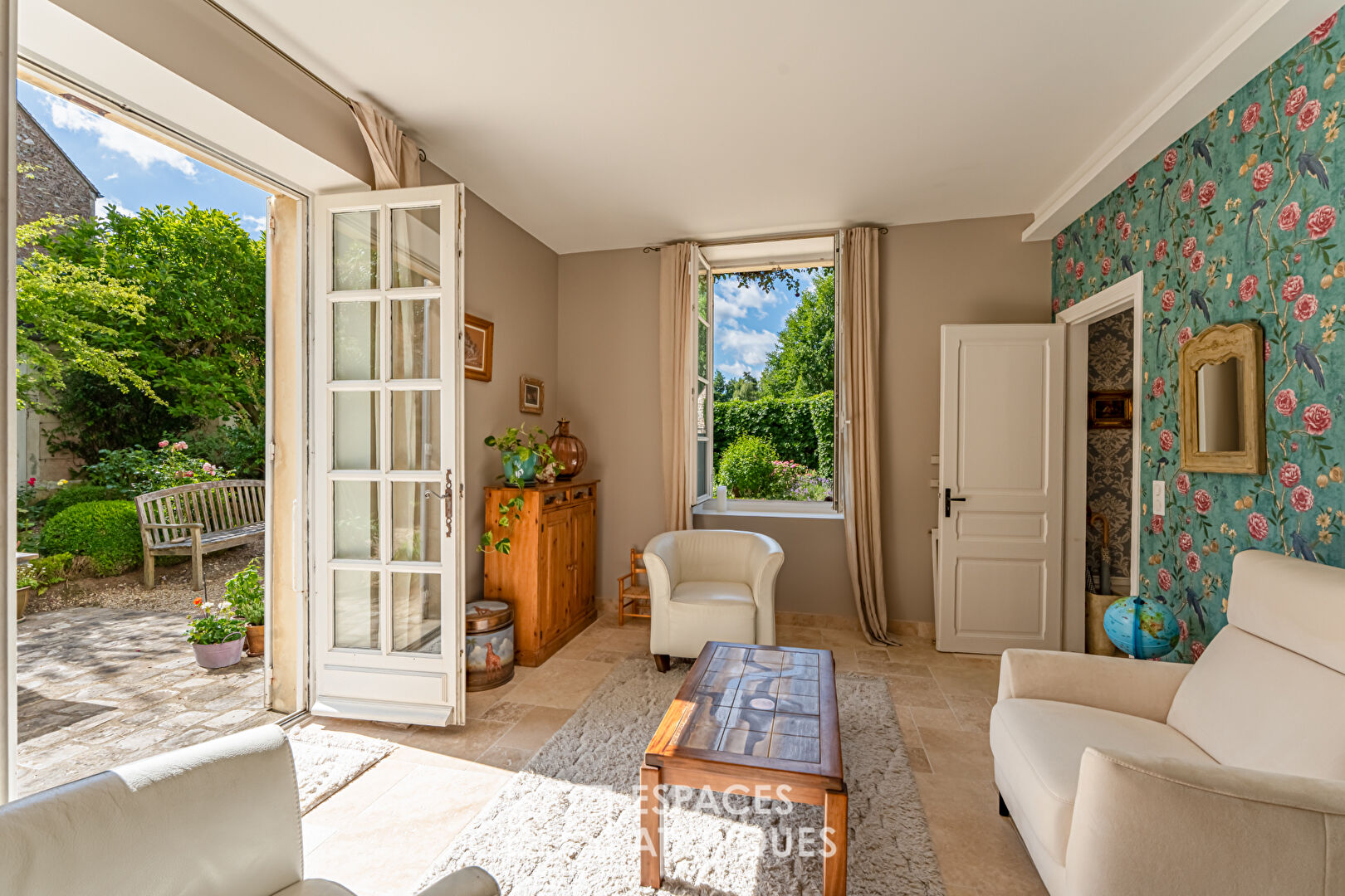 Former renovated coaching inn in the heart of the Chevreuse Valley