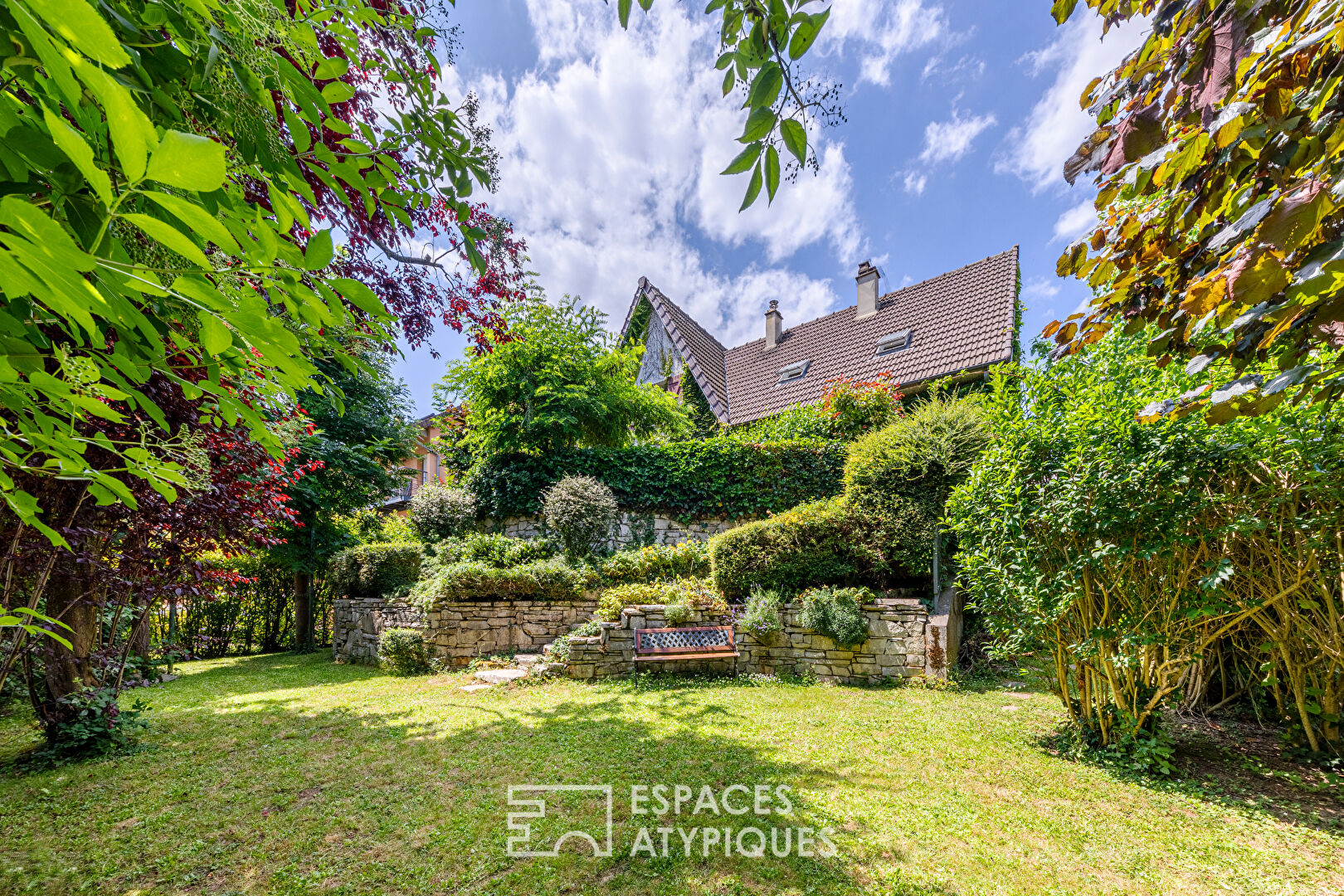 Family home with terrace and bucolic garden in absolute peace and quiet