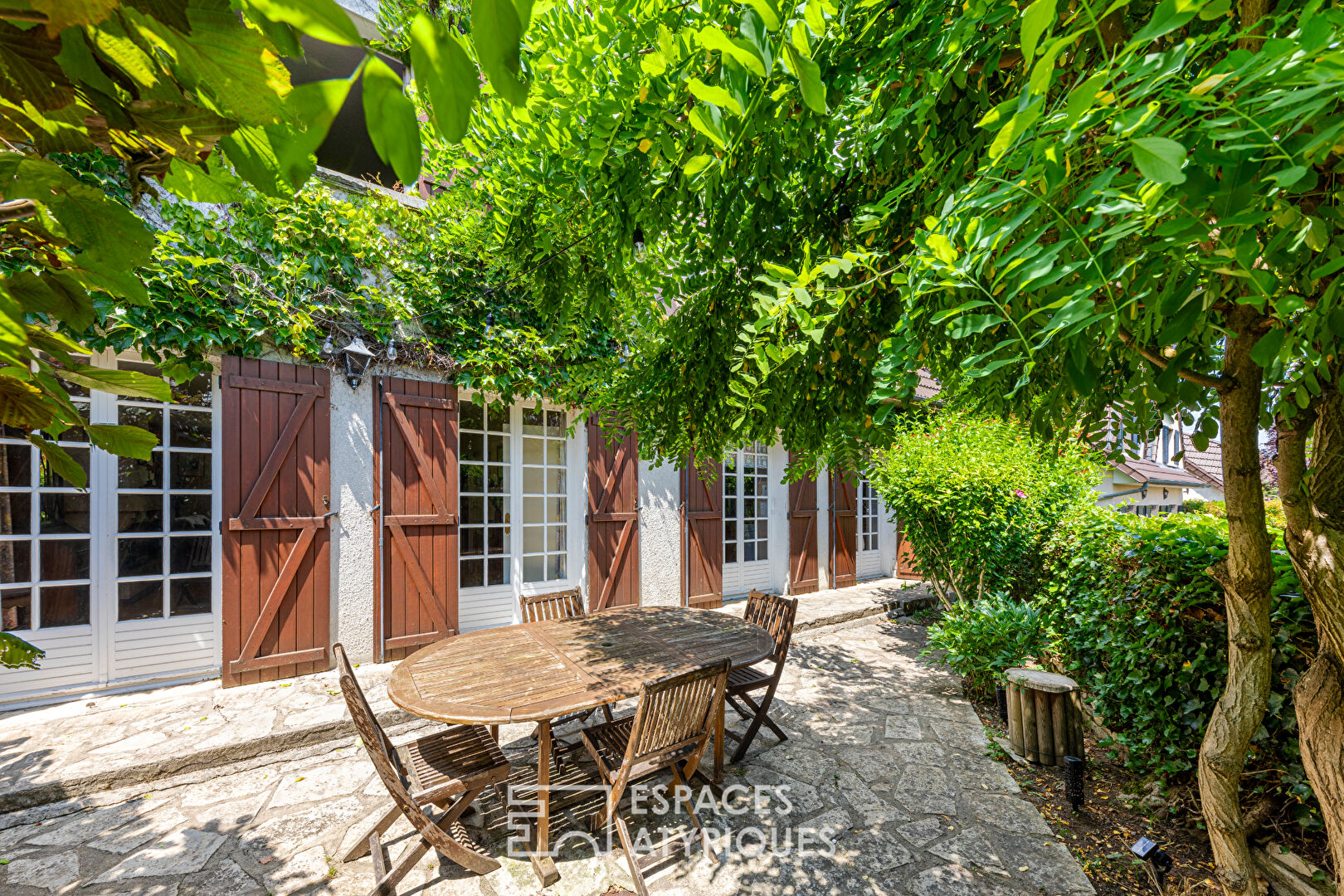 Family home with terrace and bucolic garden in absolute peace and quiet