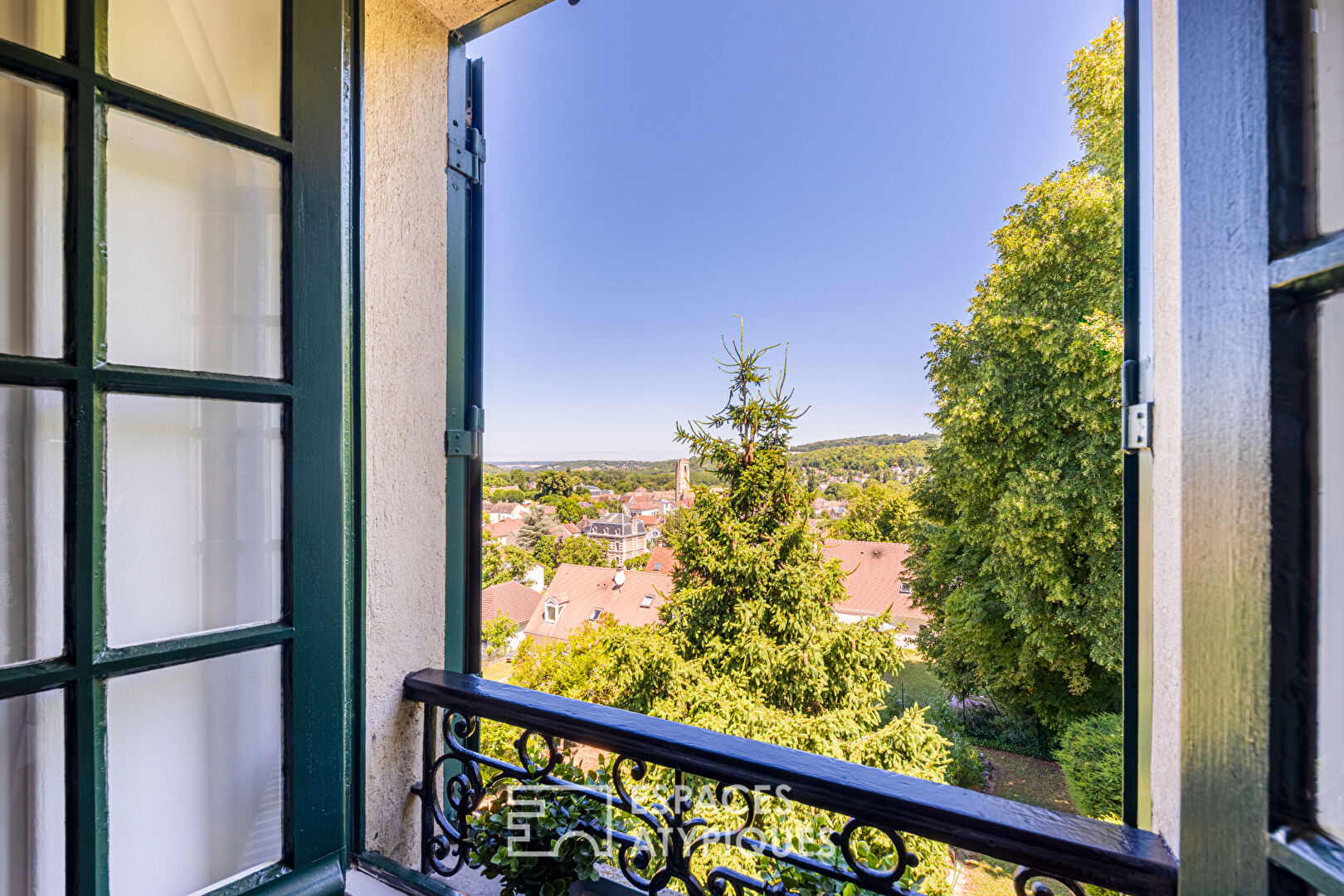 A Maule, vue imprenable, charme ancien et jardin en lisière de forêt