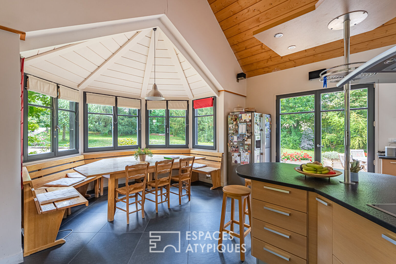 Bright architect-designed house in a green setting in Thiverval-Grignon