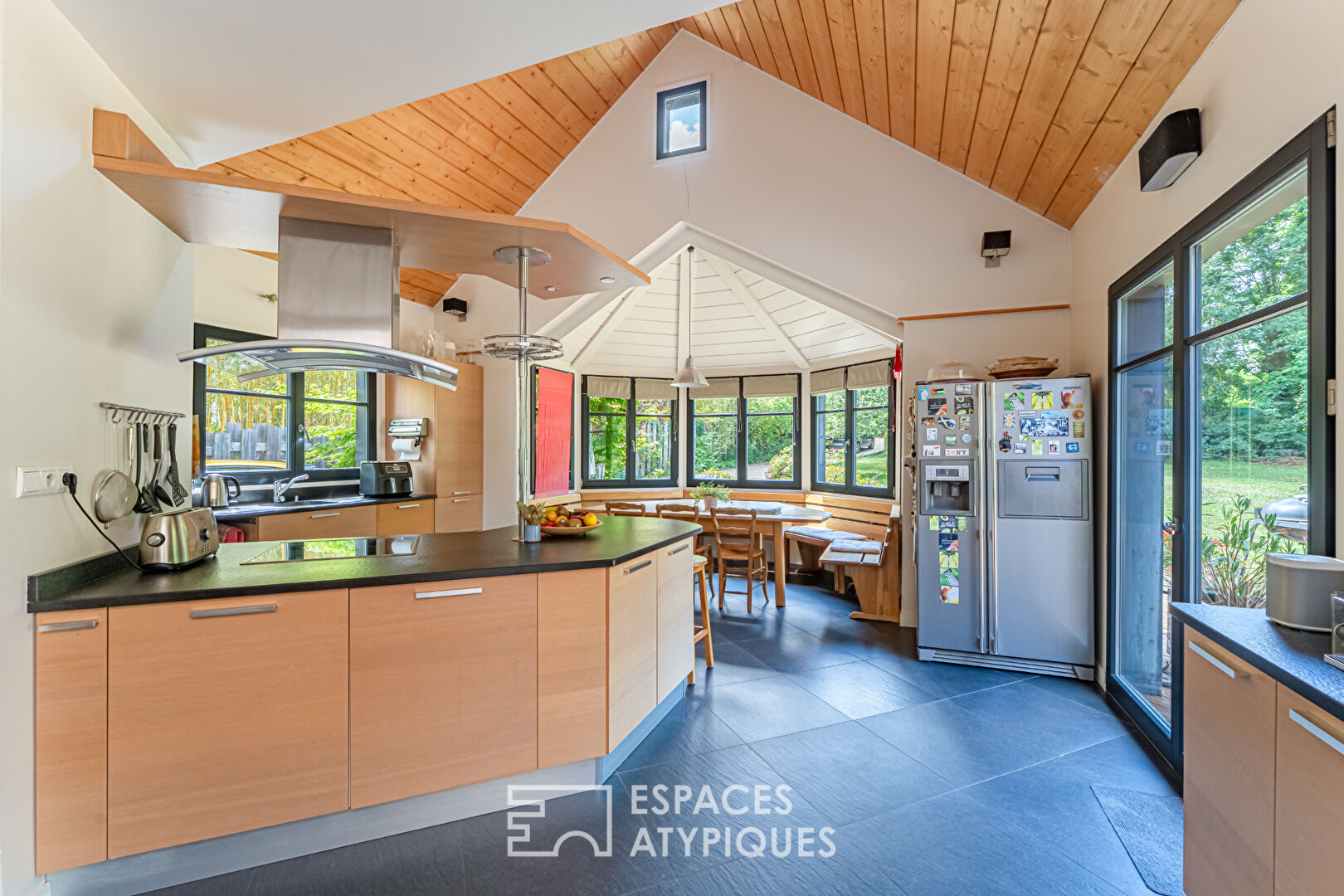 Maison d’architecte lumineuse dans un écrin de verdure à Thiverval-Grignon