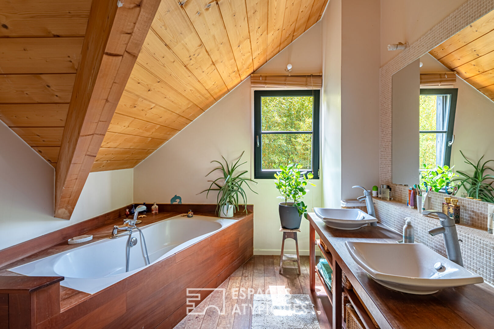 Bright architect-designed house in a green setting in Thiverval-Grignon