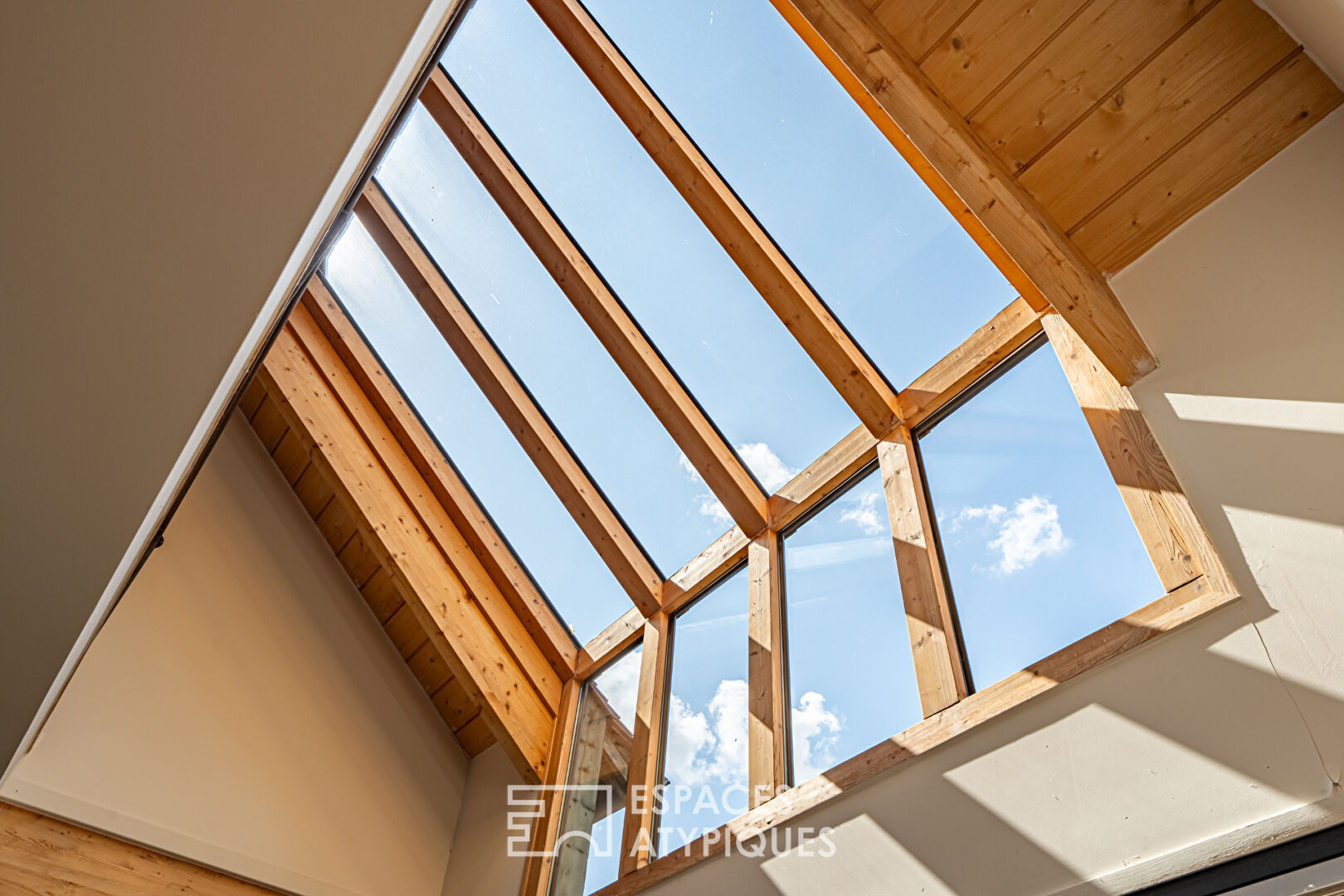 Bright architect-designed house in a green setting in Thiverval-Grignon