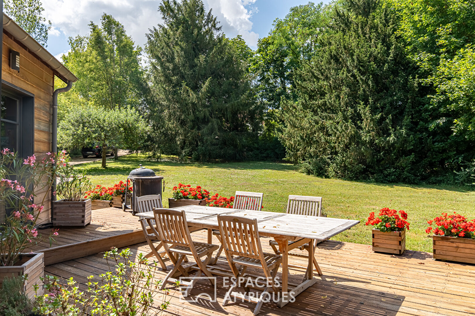 Bright architect-designed house in a green setting in Thiverval-Grignon