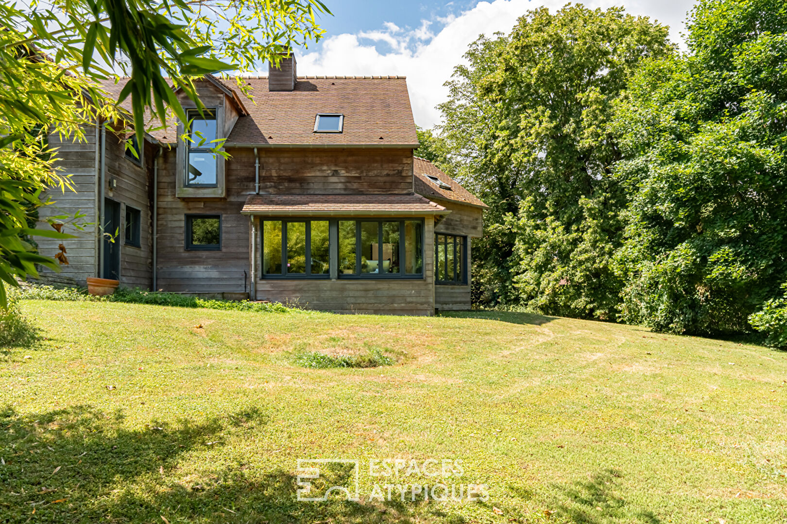 Bright architect-designed house in a green setting in Thiverval-Grignon