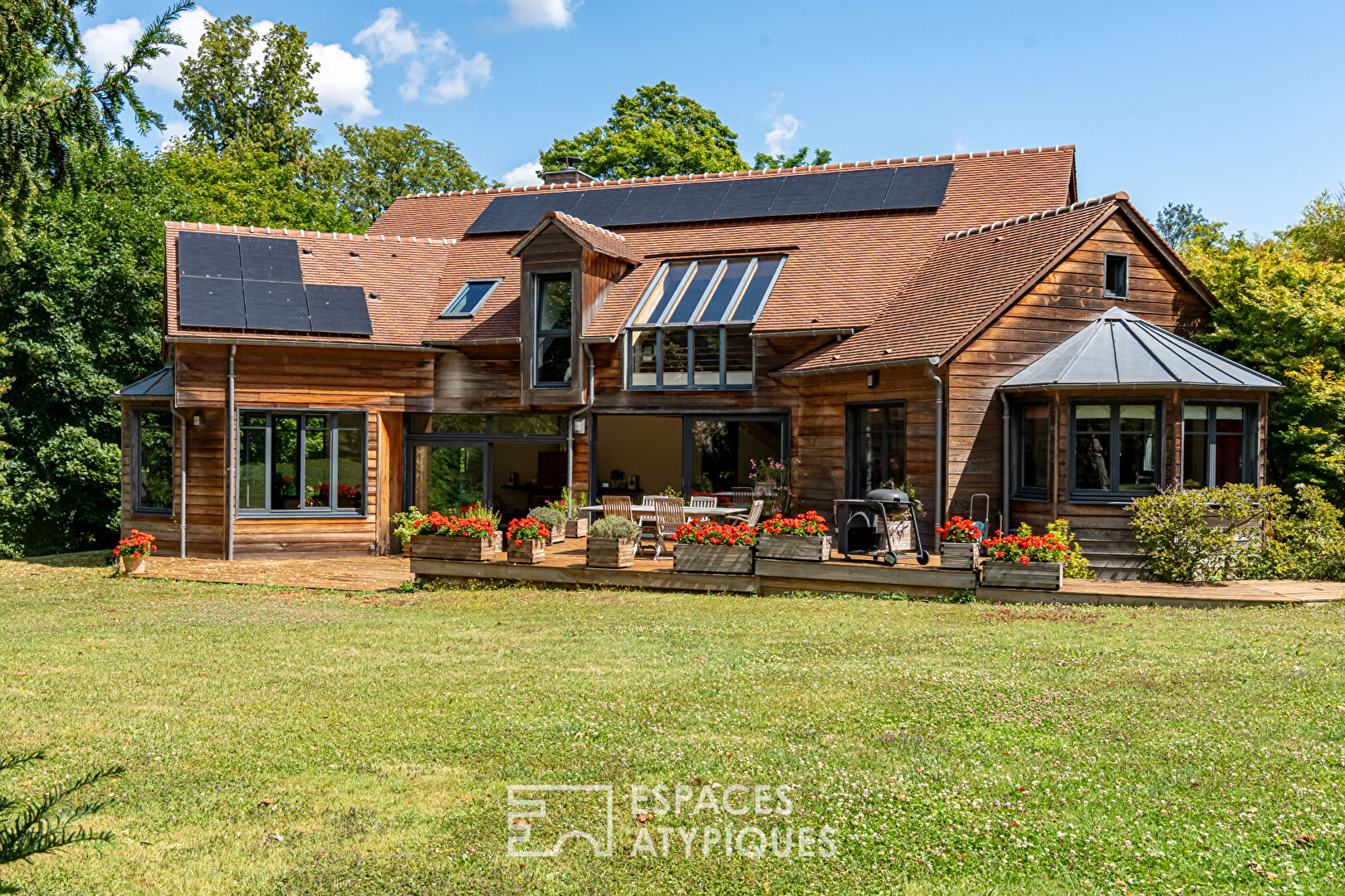 Bright architect-designed house in a green setting in Thiverval-Grignon